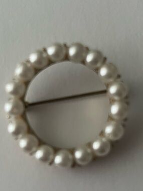 Vintage Classic Pearl Circle Brooch - White